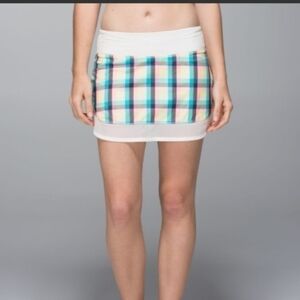 NWT Lululemon Hotty hot skirt, 6,wee wheezy check/plaid‎